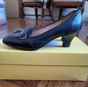 Almost new sz 10 Softspots leather kitten heels